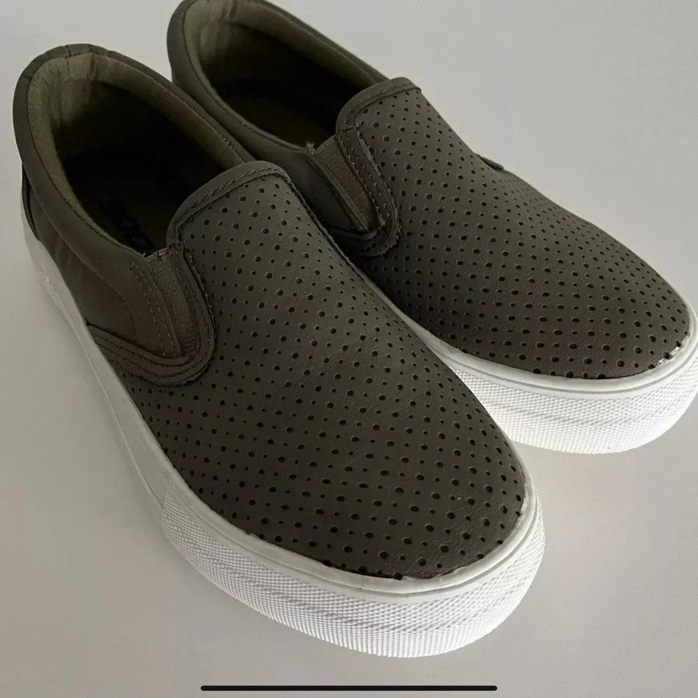 Soda Womens’s Tracer Slip On Sneaker Sz 6 Olive Green Perforated Elastic Panel